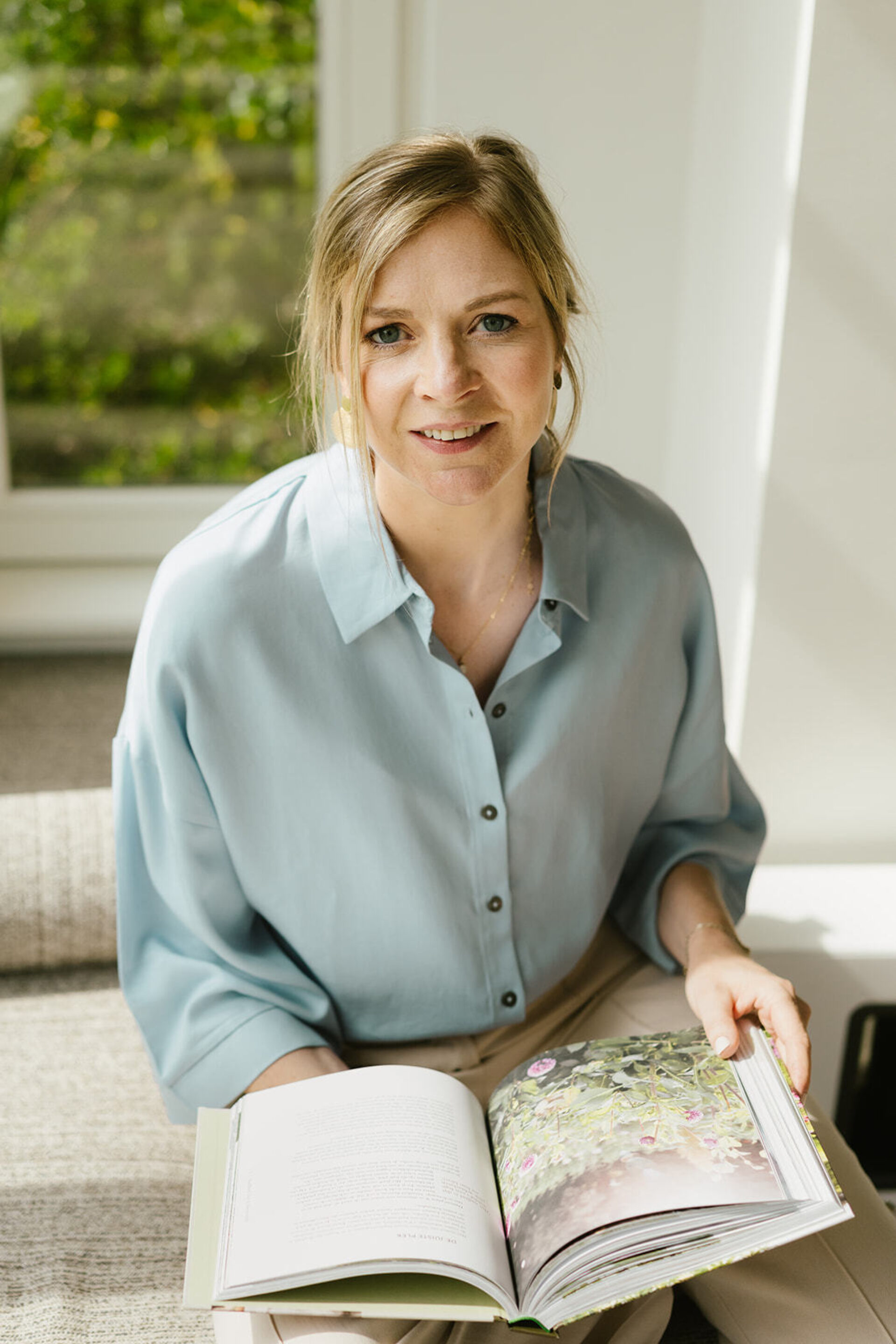 Leen dierckx portret kijkt boek